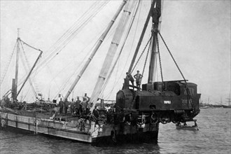 afrique, libye, débarquement de la première locomotive, 1920