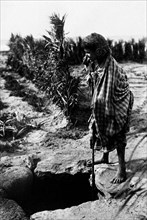 afrique, libye, petite fille à un puits d'eau, 1910 1920