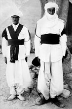 afrique, libye, portrait de sahariens en tenue ordinaire et en tenue de désert, 1920 1930