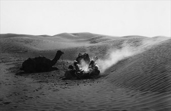 africa, libia, accampamento di uomini nel deserto, 1920 1930
