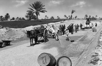 africa, libia, gli operai dell'impresa filauri michele durante la costruzione della strada litoranea, 1920