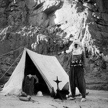 africa, libia, un'esploratore accampato sui monti tassili, 1920 1930