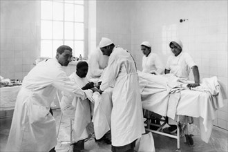 afrique, libye, tripoli, médecins pendant une opération dans la nouvelle salle d'opération, 1930