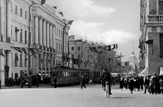 russie, leningrad, vue de la perspective nevsky, en arrière-plan l'amirauté, années 1920 1930