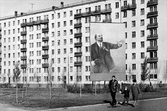 russie, moscou, quartier des ouvriers avec l'affiche de lénine, 1968