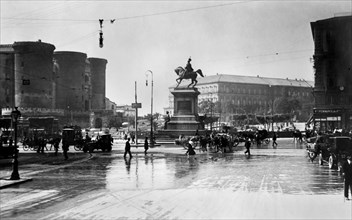 campanie, naples, piazza municipio dominée par le maschio angioino ou castel nuovo, 1920