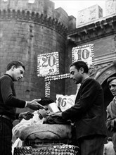 campania, napoli, venditore ambulante di castagne, 1955
