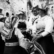 campania, letina, gruppo di donne in costume tipico, 1965