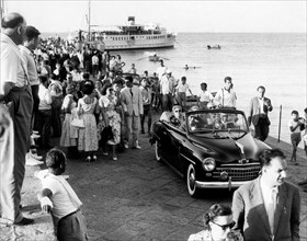 campania, isola d'ischia, turisti sbarcano al porto, 1960