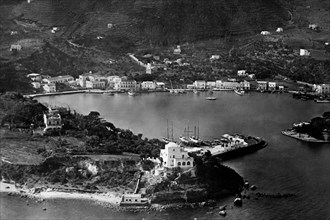 campania, isola d'ischia, veduta aerea del porto, 1910 1920
