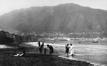campania, castellamare di stabia, spiaggia e sul fondo i monti lattari, 1920 1930