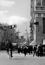 russie, leningrad, vue de la perspective nevsky, en arrière-plan l'amirauté, 1920 1930