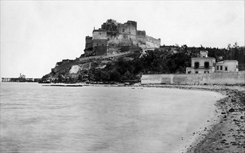 italia, campania, bacoli, veduta del castello di baia sull'omonimo golfo, 1920