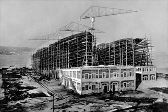 italia, campania, baia, il cantiere navale con le navi gemelle orazio e virgilio in costruzione, 1926