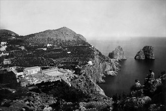 italia, campania, isola di capri, panorama con la certosa di san giacomo e i faraglioni, 1910 1920