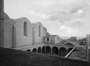 italia, campania, isola di capri, certosa di san giacomo, il chiostro piccolo e la chiesa dopo i restauri, 1920 1930