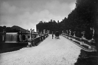 italie, campanie, caserta, palais royal de caserta, terrasse ou avenue latérale de la cascade, 1910