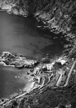 italia, campania, isola di capri, veduta aerea dello scoglio delle sirene a marina piccola, 1930 1940