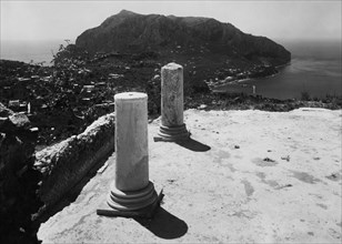 italie, campanie, île de capri, panorama et ruines de la villa jovis, 1930 1940
