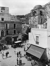 italie, campanie, île de capri, la piazzetta centrale umberto I, 1930 1940