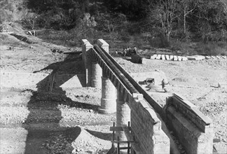 italie, basilicate, armento, passerelle de l'aqueduc pugliese sur le torrent fiumara, 1920 1930