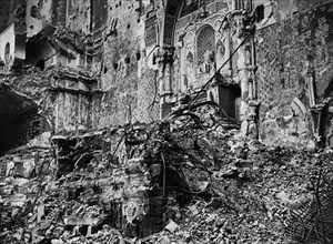 italie, campanie, naples, basilique de santa chiara, le tombeau du roi roberto d'angios détruit par un bombardement, 1943