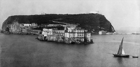 italie, campanie, île de nisida, vue de la mer, 1920 1930
