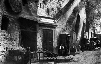 italie, campanie, naples, entrée de la tombe de virgile, 1930