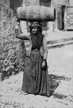 italia, campania, napoli, una portatrice d'acqua, 1900 1910