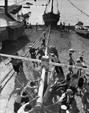 italia, campania, isola d'ischia, pescatori sulla spiaggia di sant'angelo 1930 1940