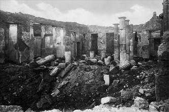 italie, campanie, ancienne pompeii, l'atrium de la maison d'epidio rufo dévasté par la guerre, 1947