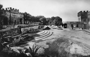 italia, campania, vico equense, il gran cortile del castello angioino giusso, 1920