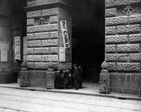italie, campanie, naples, le scribe public sous les portiques du théâtre san carlo, années 1900