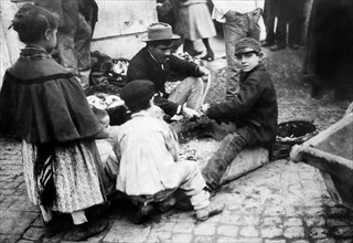 italia, campania, napoli, venditori ambulanti di capitoni, 1900 1910