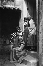 italia, sicilia, gruppo di ragazze in abiti tradizionali, 1930 1940