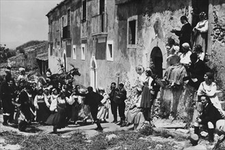 italie, sicile, danses folkloriques en tenue traditionnelle, 1930 1940