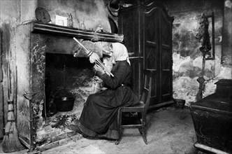 Italie, Piémont, Murisengo, vieille femme dans sa maison, années 1920