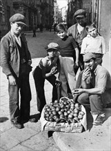 italie, sicile, palerme, vendeur ambulant d'agrumes, 1920 1930