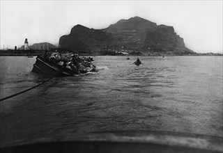 italie, sicile, palerme, port, renversement de blocs rocheux pour des barrières, 1920 1930