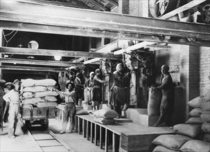 italie, campanie, irpinia, mine de soufre, ensachage du minerai ventilé, 1930
