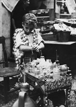 italie, sicile, palerme, jeune vendeur de boissons gazeuses, 1959