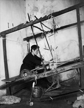 italie, sicile, contessa entellina, tissage sur métier à tisser, 1940