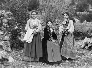 italia, sicilia, piana dei greci, gruppo di giovani donne in abiti tradizionali, 1910