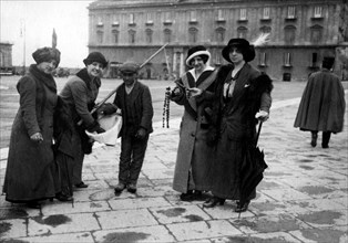 italie, campanie, naples, piazza del palazzo reale, marchand de noisettes et de châtaignes, années 1900