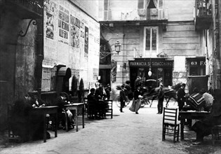 italie, campanie, naples, via donnalbina, scribes publics au bureau de poste, années 1900