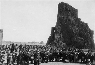 europe, italie, sicile, aci castello, écoliers en visite, 1922