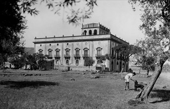 europa, italia, sicilia, palermo, bagheria, ragazzino gioca nel parco di una villa, 1934