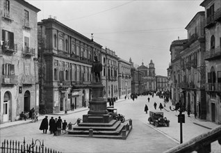 europa, italia, sicilia, caltanissetta, una strada della città, 1934