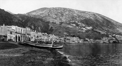 europa, italie, sicile, canneto di caronia, vue de la ville depuis la côte, 1920 1930