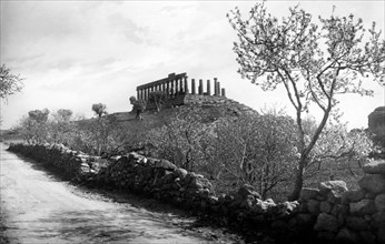 europa, italia, sicilia, agrigento, veduta del tempio di giunone lacinia, 1920 1930